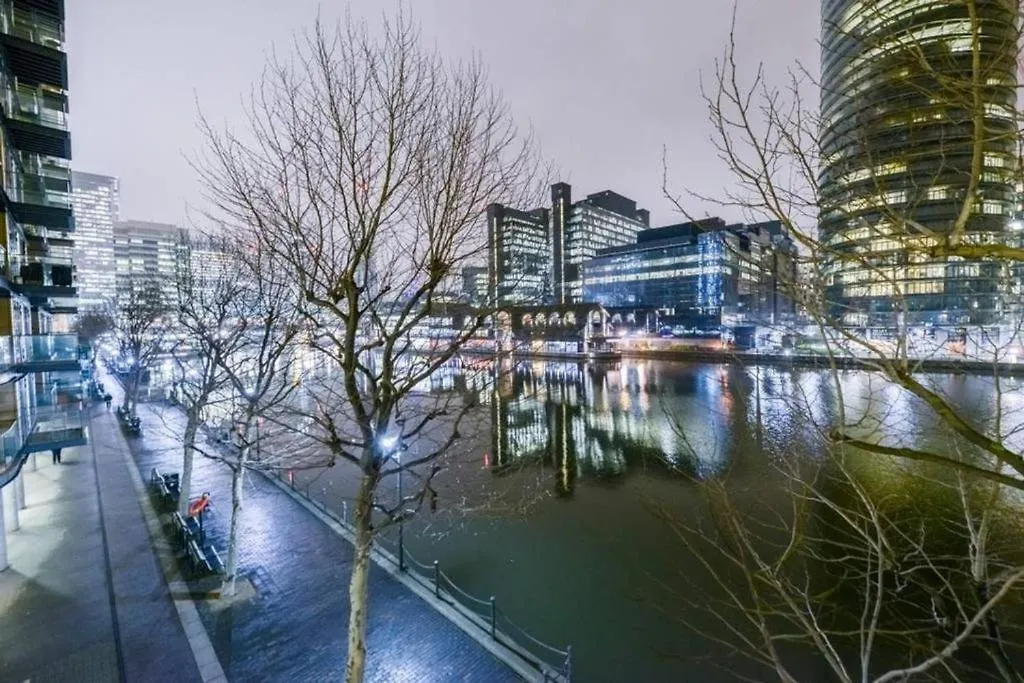 Canary Wharf Apartments 런던