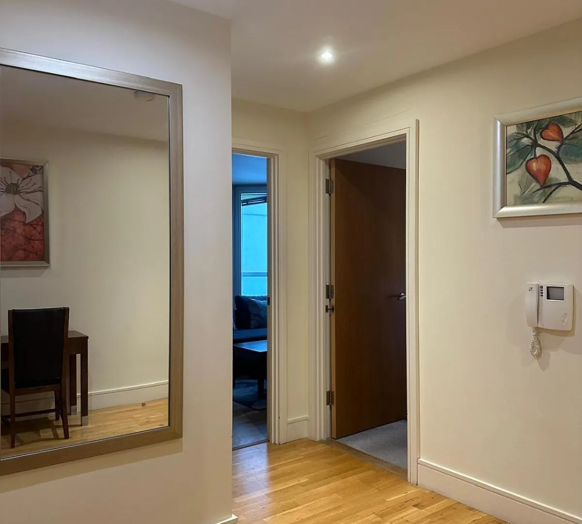 Canary Wharf Apartments 런던